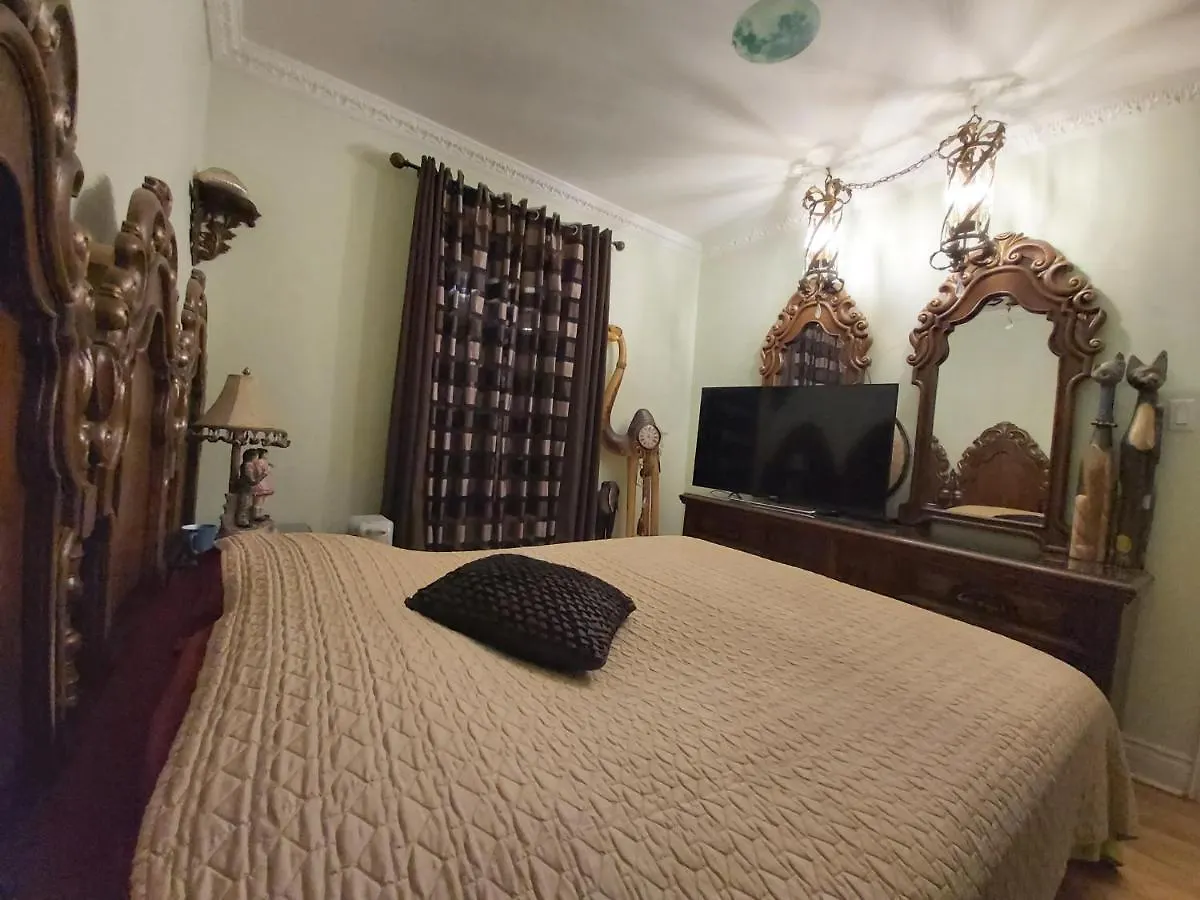 Lovely Classic Room Montreal Homestay